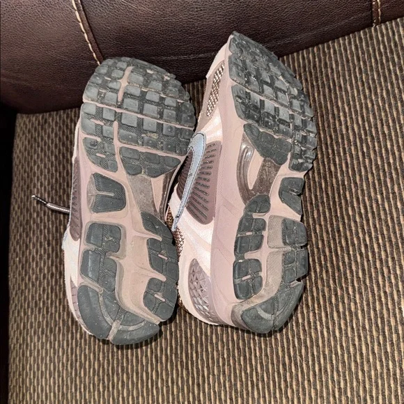 WOMENS NIKE ZOOM VOMERO 5